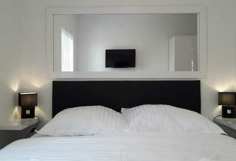 Downtown Park Apartments With Balcony