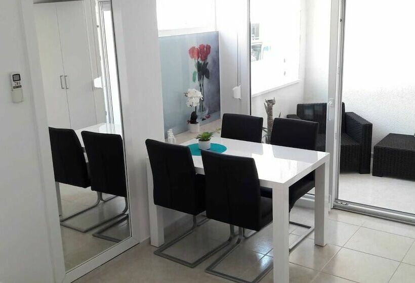 Downtown Park Apartments With Balcony