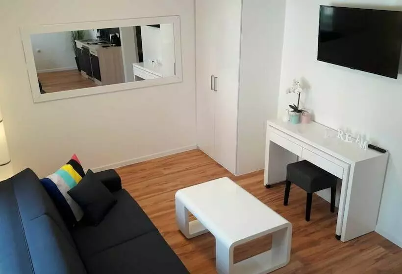 Downtown Park Apartments With Balcony