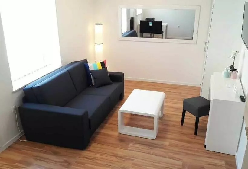 Downtown Park Apartments With Balcony