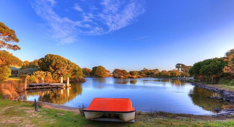 Stanley Lakeside Spa Cabins