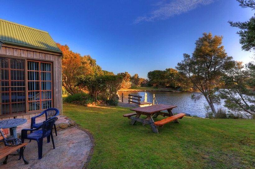 Stanley Lakeside Spa Cabins