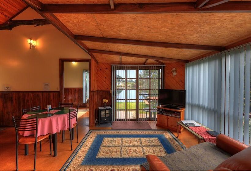 Stanley Lakeside Spa Cabins