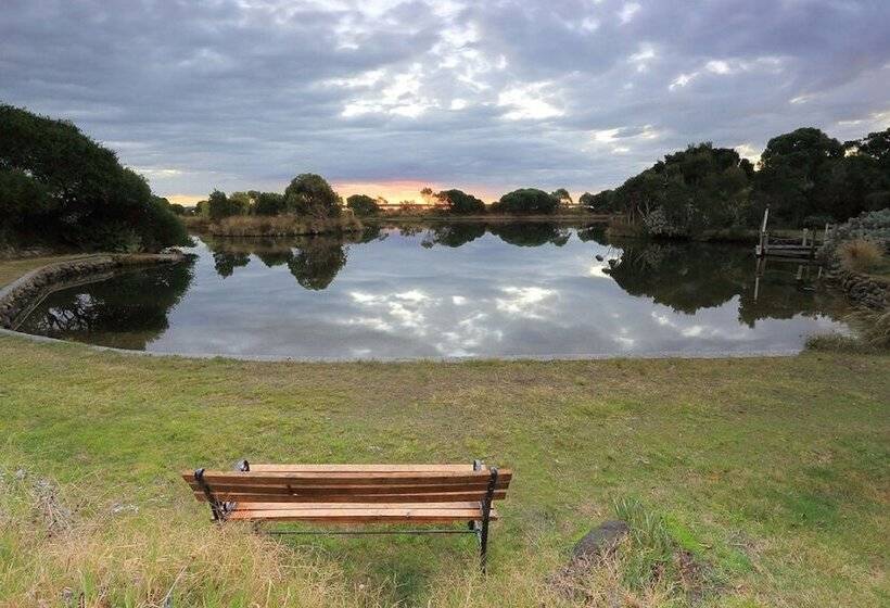 Stanley Lakeside Spa Cabins