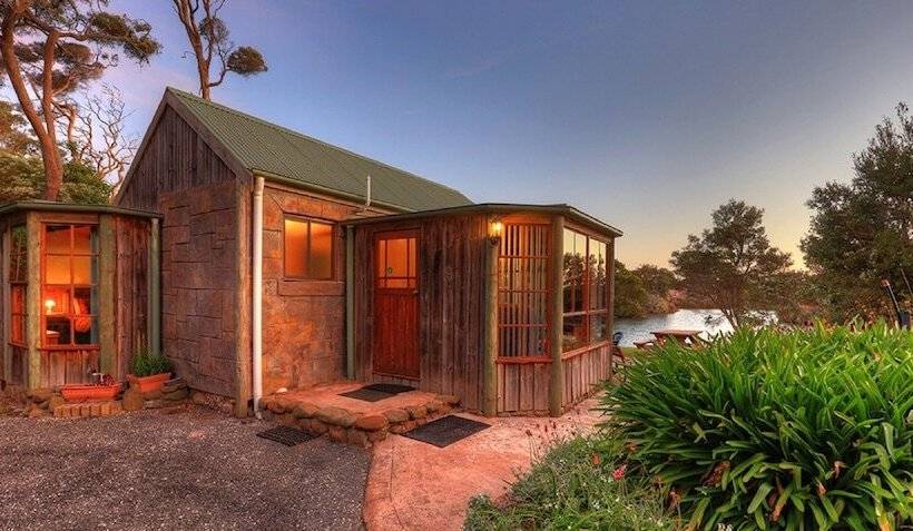 Stanley Lakeside Spa Cabins