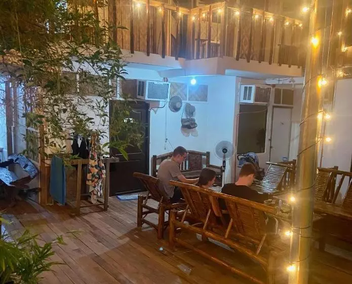 هاستل Babu Backpackers Inn
