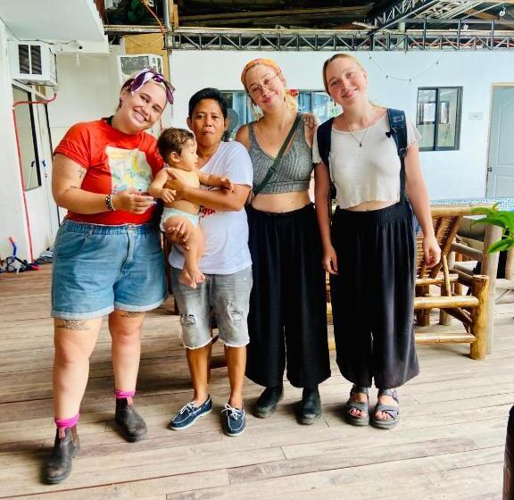 הוסטל Babu Backpackers Inn