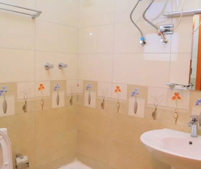 ホテル Kerawi International