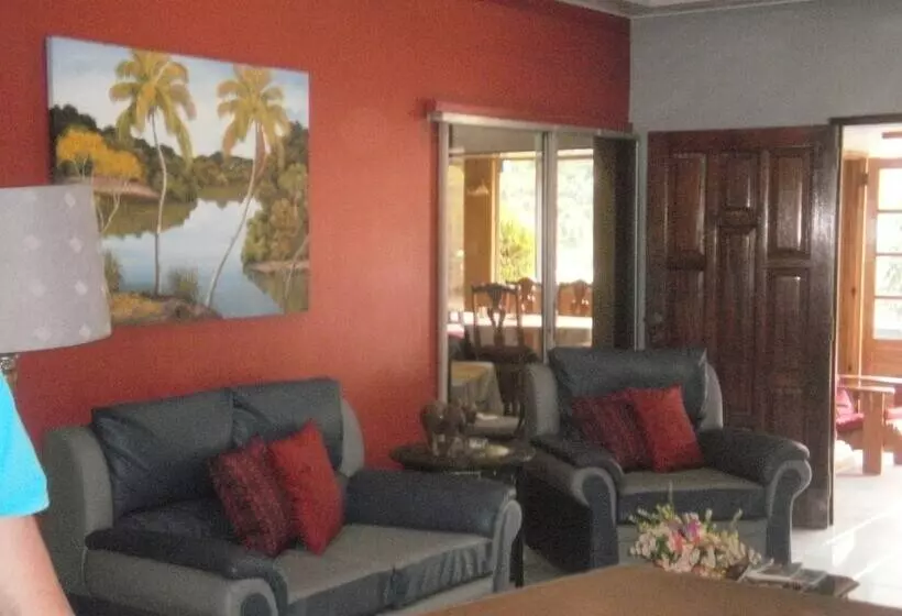 هتل Monique S Guesthouse