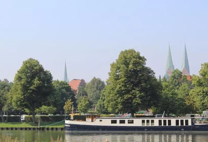 ベッドアンドブレックファースト Ms Marylou