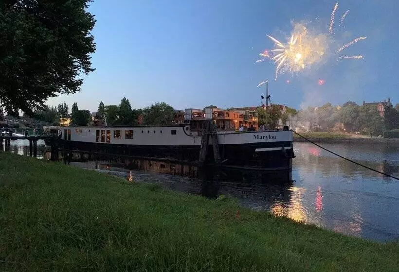 ベッドアンドブレックファースト Ms Marylou