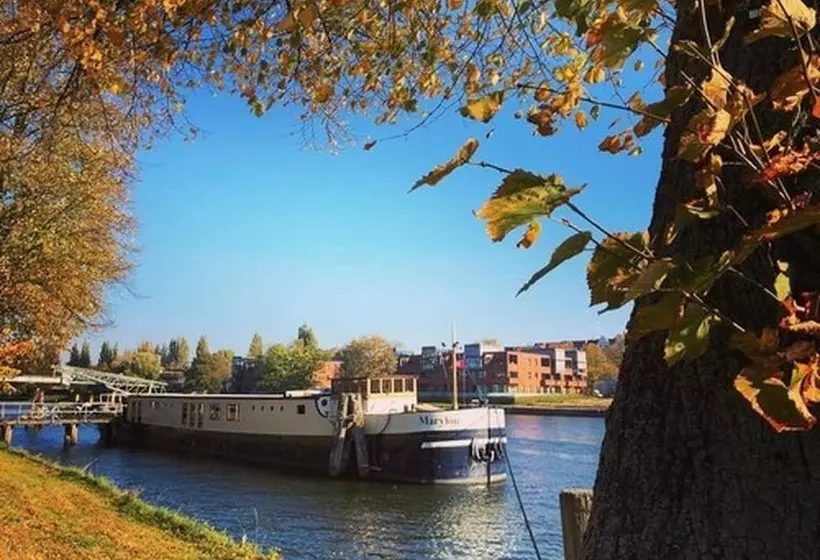 ベッドアンドブレックファースト Ms Marylou