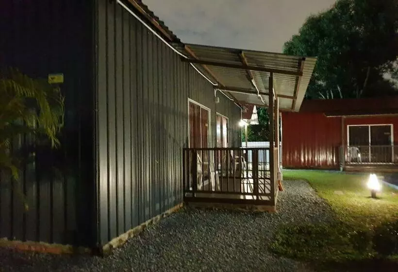 هتل Pondok2 Cabin Stay Shah Alam