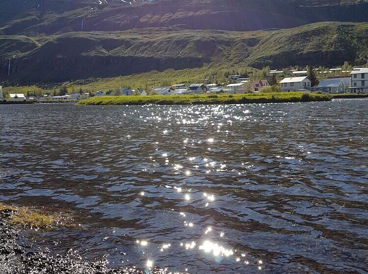 پانسیون Við Lonið Guesthouse