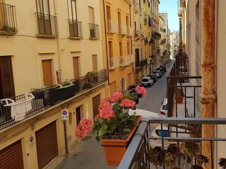 تختخواب و صبحانه La Trinacria Rooms