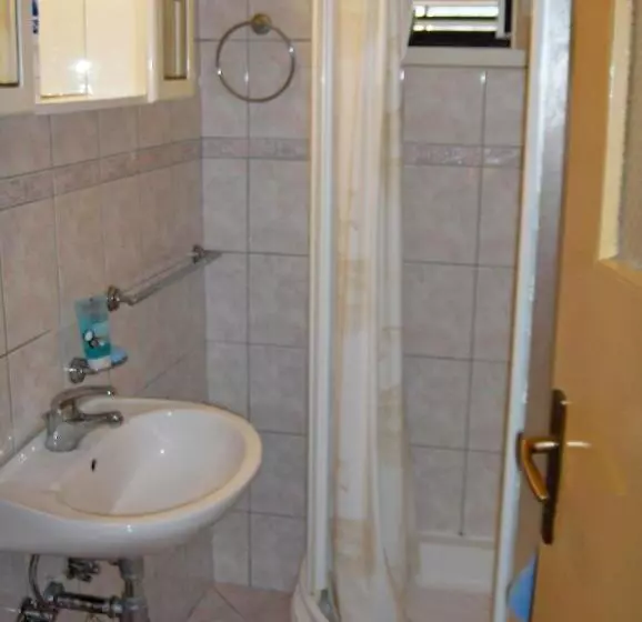 Majatalo Guest House Roza