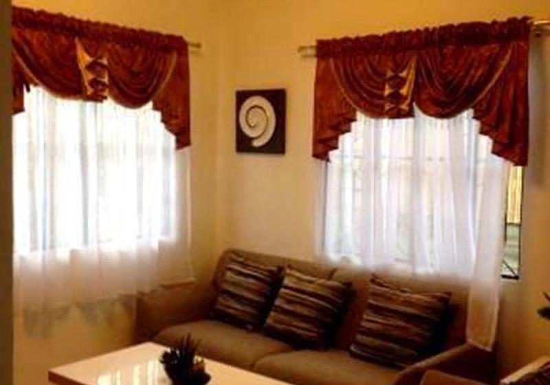 בית מלון כפרי Roy's Cabin Suites