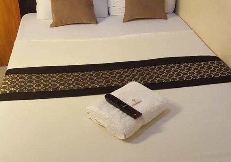 בית מלון כפרי Roy's Cabin Suites