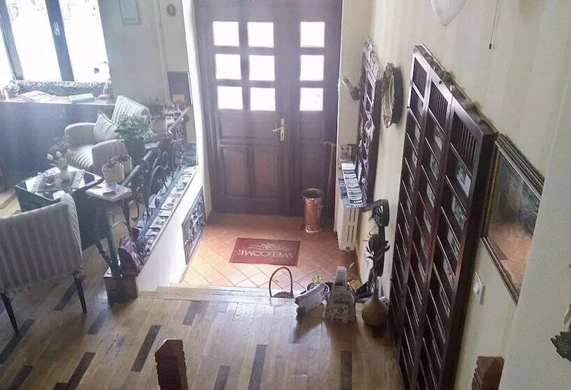تختخواب و صبحانه Ada