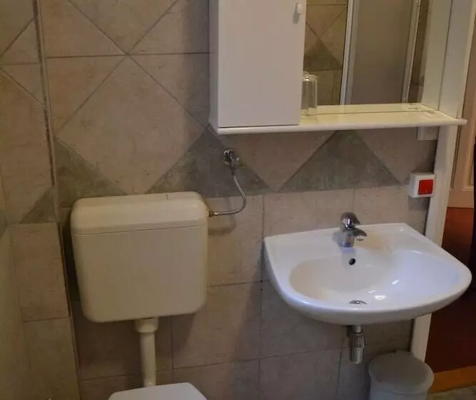 تختخواب و صبحانه Ada