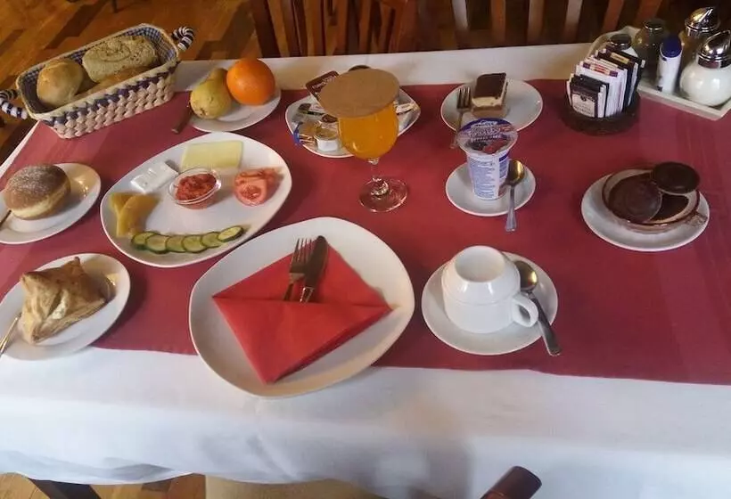 تختخواب و صبحانه Ada