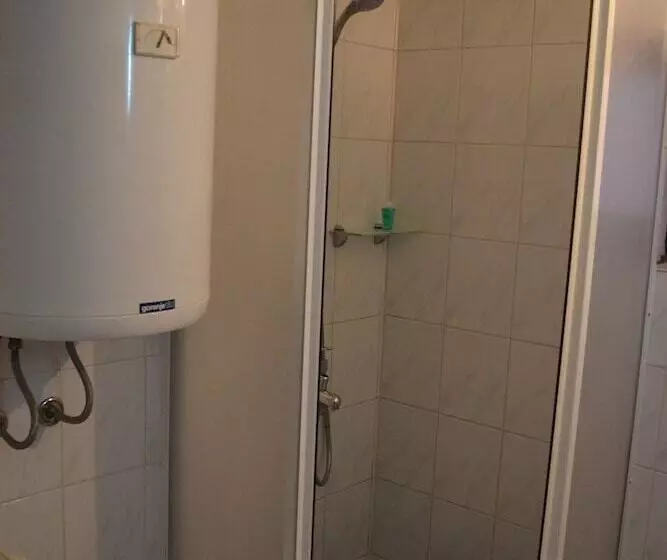 تختخواب و صبحانه Ada