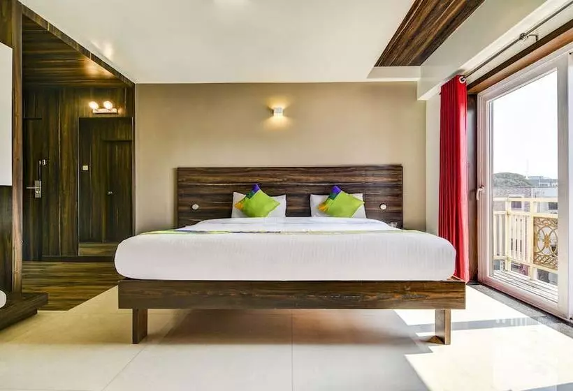 ホテル Treebo Shree Sai Suites