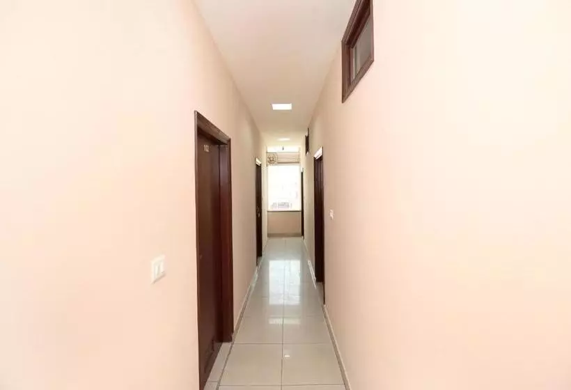 Oyo 13037 Hotel Ambassador