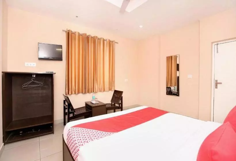 Oyo 13037 Hotel Ambassador