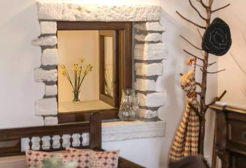 Traditional Inn Pirethron