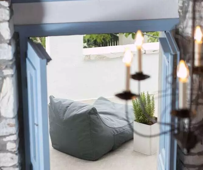 Traditional Inn Pirethron