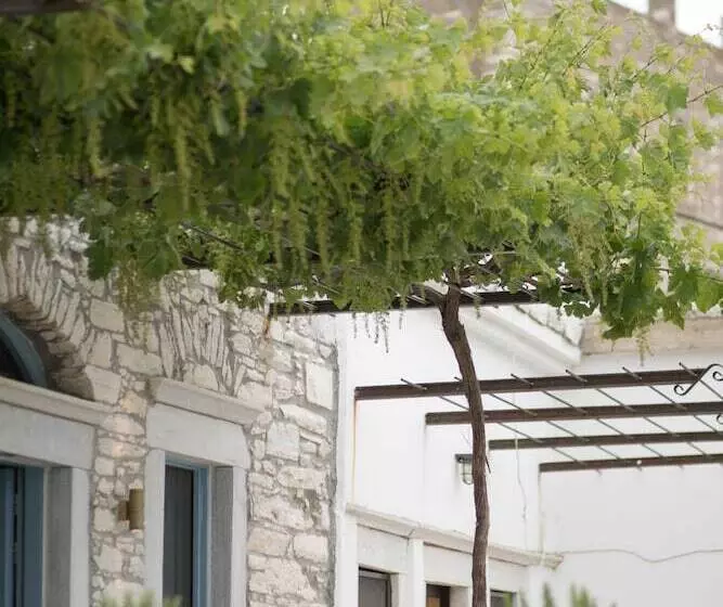 Traditional Inn Pirethron