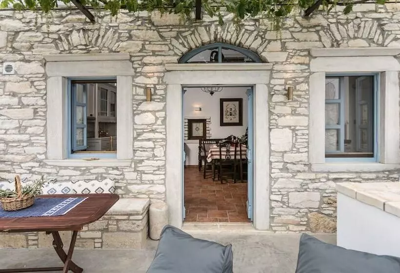Traditional Inn Pirethron