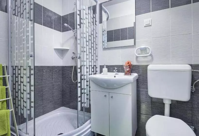 Top Center Rooms & Studio