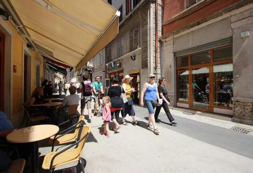 Top Center Rooms & Studio