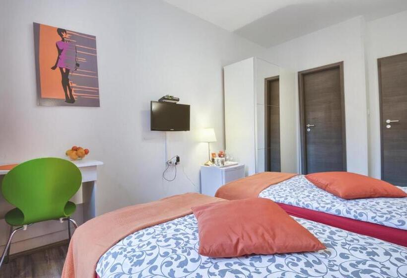 Top Center Rooms & Studio