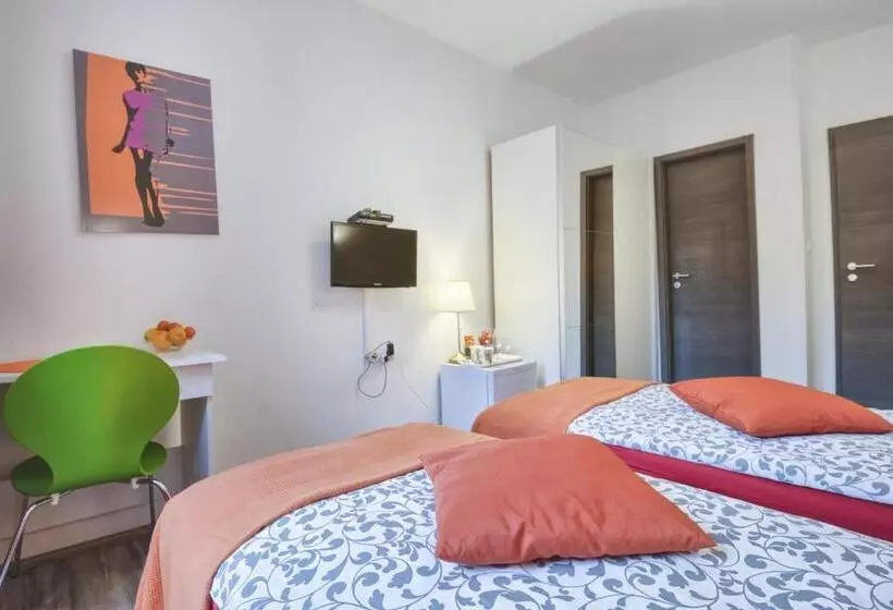 Top Center Rooms & Studio