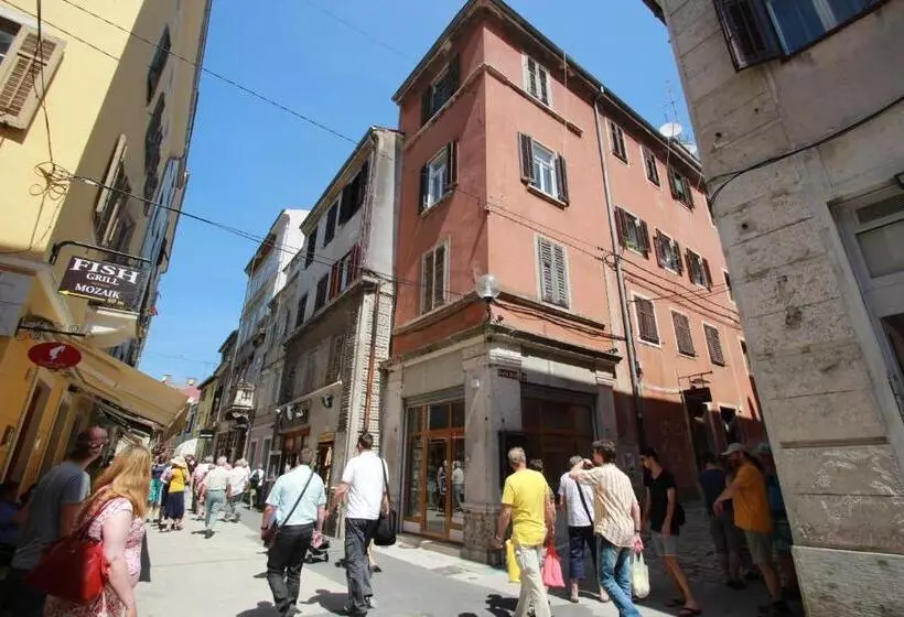 Top Center Rooms & Studio