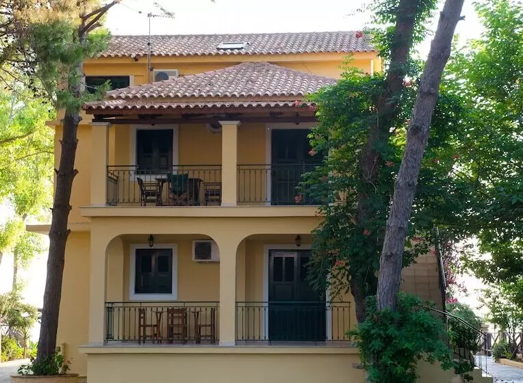 هتل Zarkadis Beach Apartments