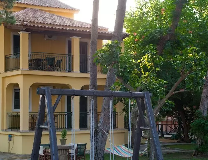 هتل Zarkadis Beach Apartments