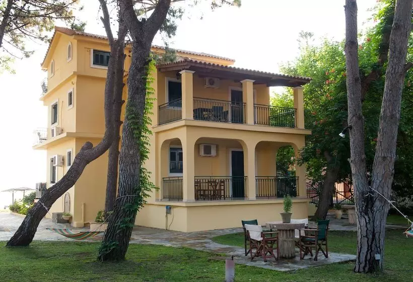 هتل Zarkadis Beach Apartments