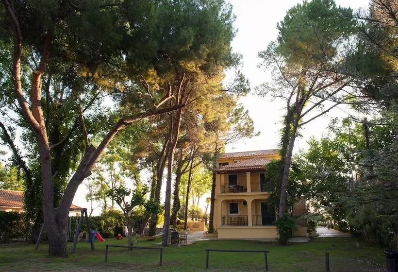 هتل Zarkadis Beach Apartments