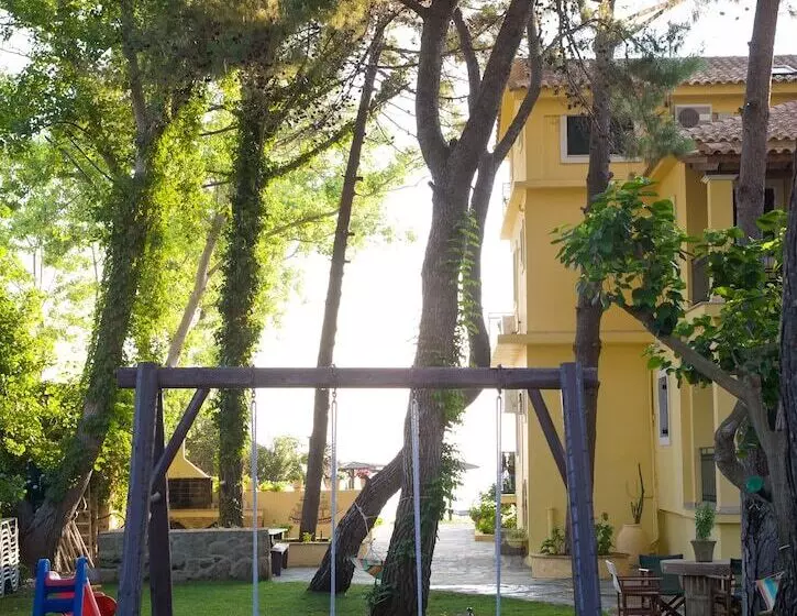 هتل Zarkadis Beach Apartments