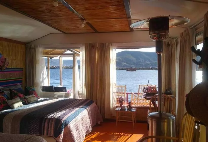 ホテル Uros Titikaka The Best Lodge