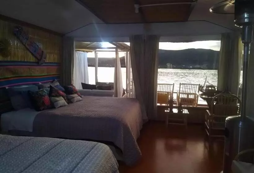 ホテル Uros Titikaka The Best Lodge