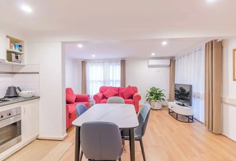 ホテル Warburton Lodge