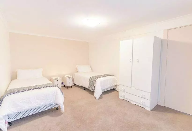 ホテル Warburton Lodge