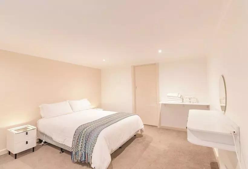 ホテル Warburton Lodge