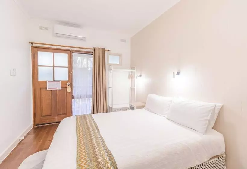 ホテル Warburton Lodge