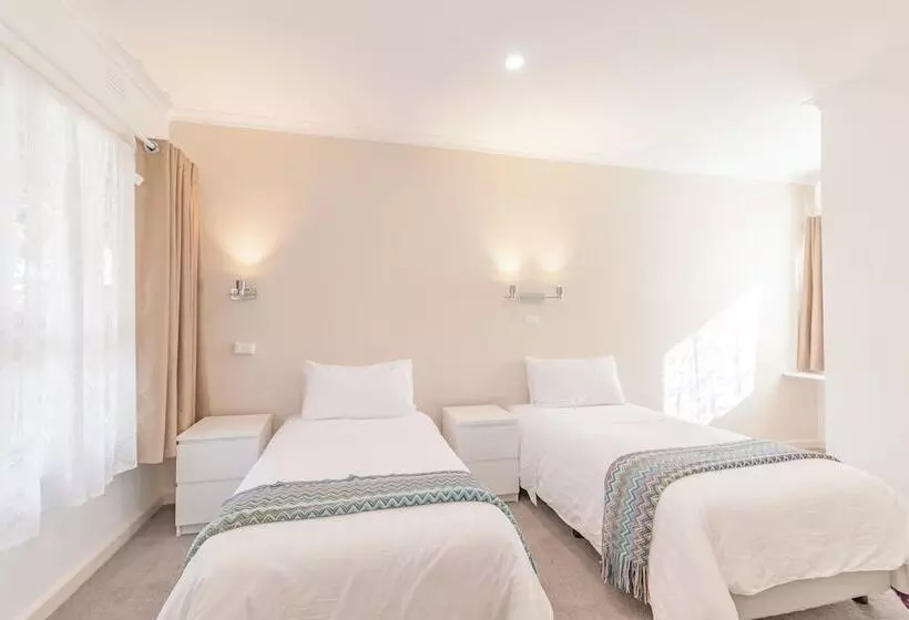 ホテル Warburton Lodge